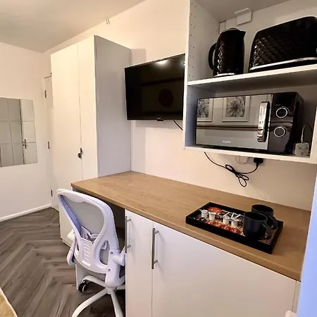 R3 - Private With Kitchenette And Lounge In House - Quinton