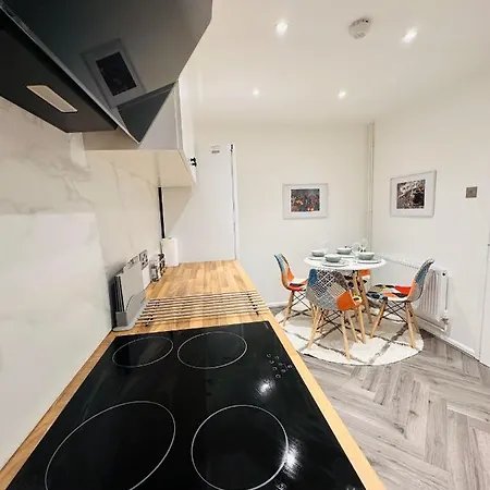 R3 - Private With Kitchenette And Lounge In House - Quinton *
